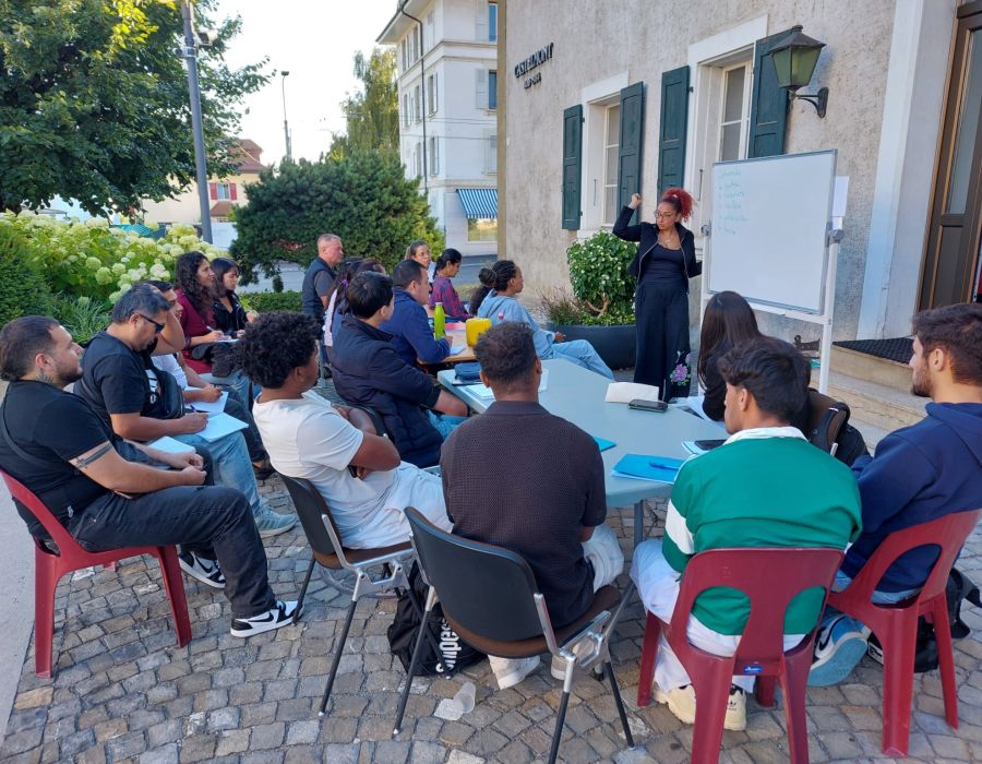 Personnes suivant un cours en plein air.