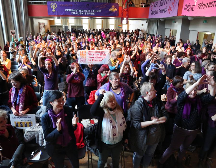 500 femmes se sont retrouvées dimanche à Bienne pour échanger sur les moyens d’action, débattre avec des grévistes d’autres pays et adopter un appel national pour la grève