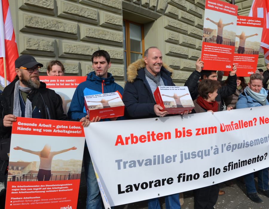 En mars 2018, Unia avait remis aux parlementaires 1280 cartes de protestation signées par des employés du secteur des services contre l’allégement de la Loi sur le travail. 