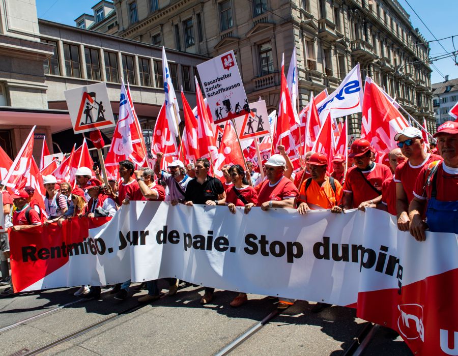 Plus de 18000 maçons avaient défilé à Zurich le 23 juin dernier pour s’opposer aux attaques contre leurs conditions de travail et leur retraite anticipée. Ils étaient prêts à poursuivre la lutte par la grève s’il le faut. 