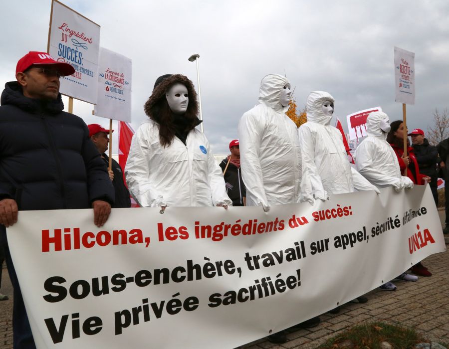 Des travailleurs d’Hilcona ont protesté le 2 novembre dernier devant l’entreprise de manière anonyme, de peur des représailles...