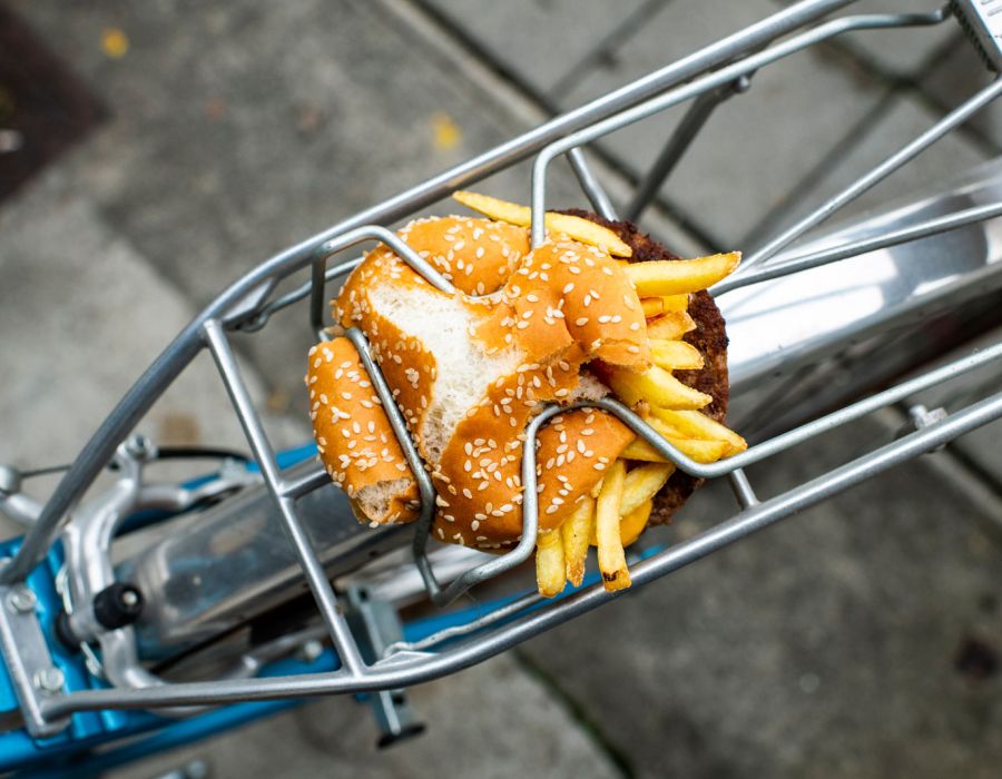 Un hamburger sur le porte-bagage d'un vélo...