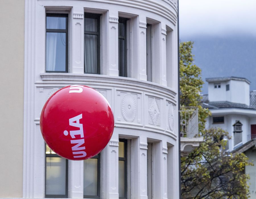 Ballon flottant dans l'air avec le logo d'Unia