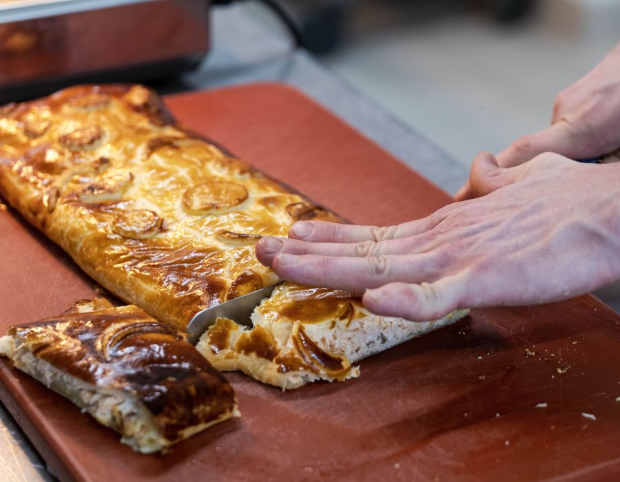 personne coupe une pâtisserie