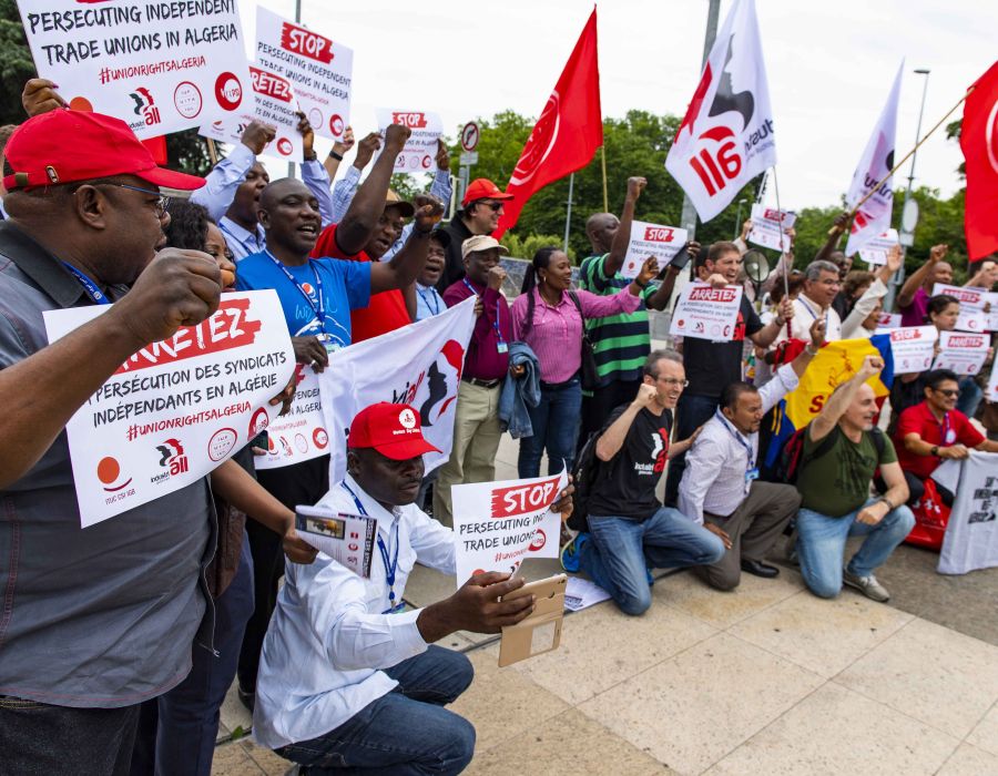 Une cinquantaine de personnes ont dénoncé la guerre menée par le gouvernement algérien contre les syndicats indépendants du pays.