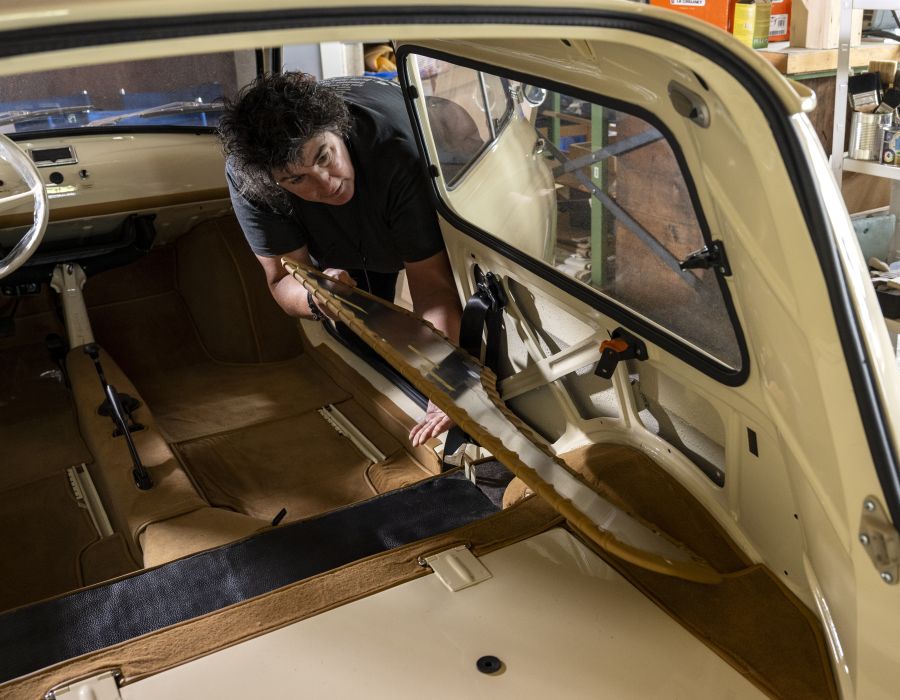 Anne Frésard en train de travailler sur une Fiat 500.