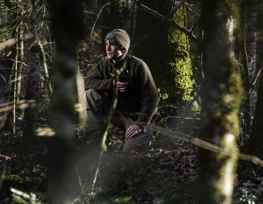Antoine Lavorel en affût dans une forêt.