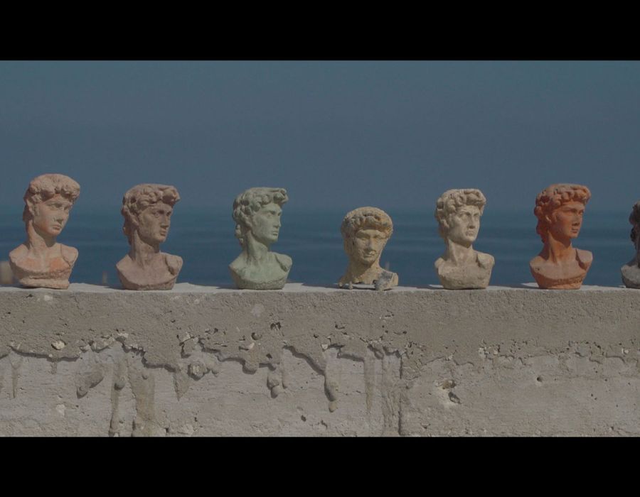 Image tirée du film "L'Apollon de Gaza" présentant plusieurs bustes alignés sur un mur.