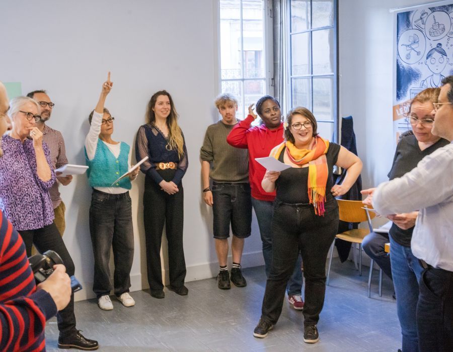 Personnes debout dont une lève la main