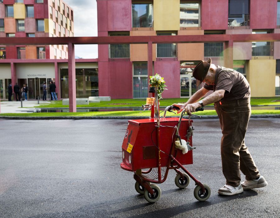 Monsieur marchant avec un déambulateur.