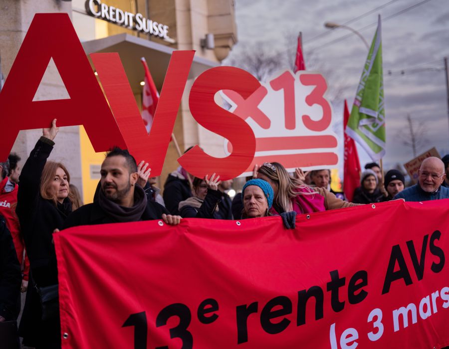 Manifestants avec des banderoles.