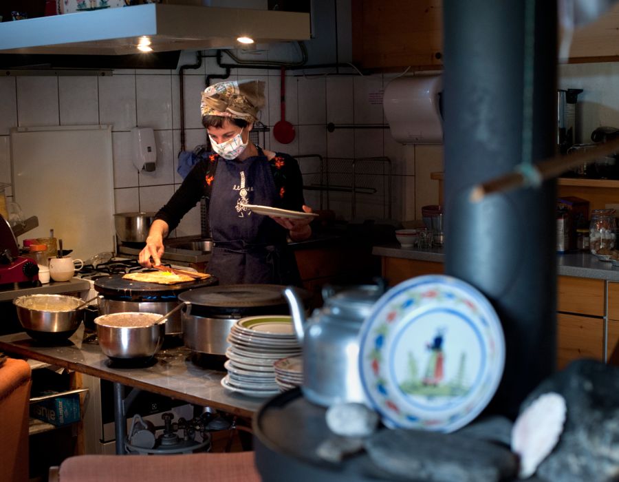 Carole Noblanc prépare des crêpes dans la cuisine du restaurant.