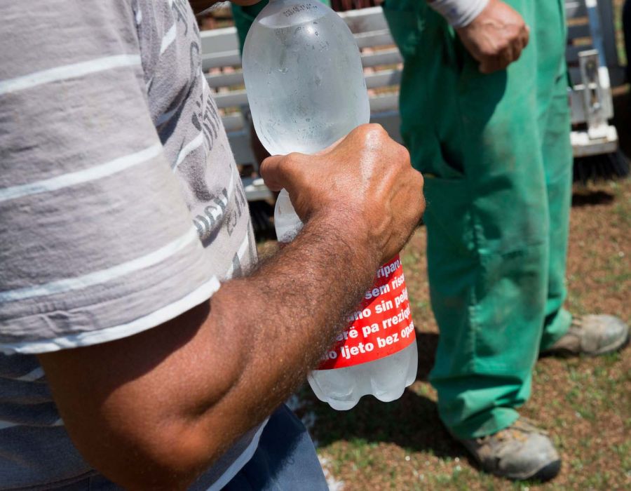 ouvrier avec une bouteille d'eau fraiche sur un chantier