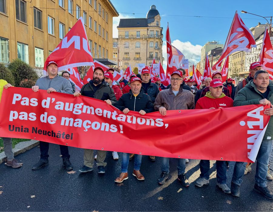 Manifestants avec banderoles