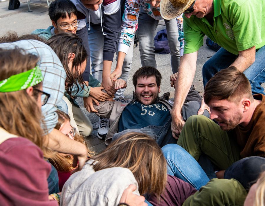 Exercice de résistance pacifique entre les jeunes réunis le matin à Fribourg. Chatouillis interdits pour la police! 
