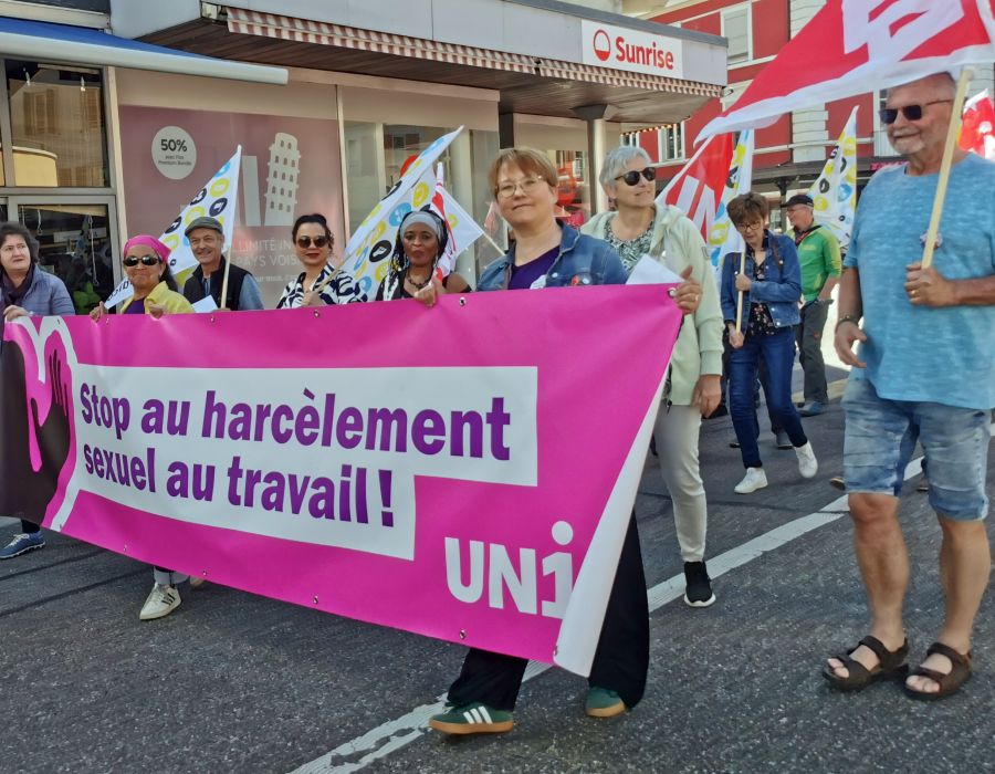 Manifestantes avec une banderole féministe.