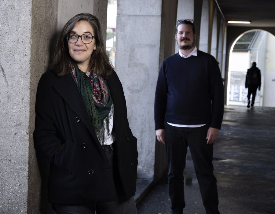 Deux personnes sous une galerie.