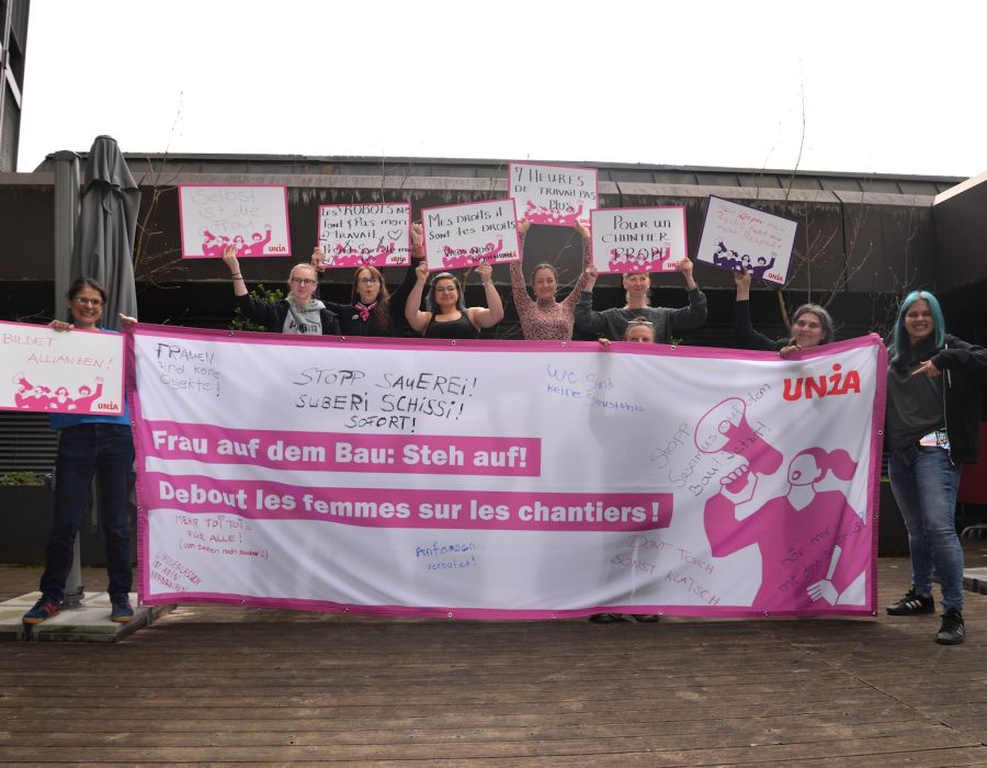 Les travailleuses du bâtiment derrière une banderole Unia "Debout les femmes sur les chantiers!"