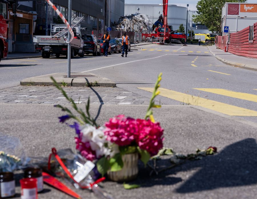 Fleurs devant l'échafaudage effondré de Malley.