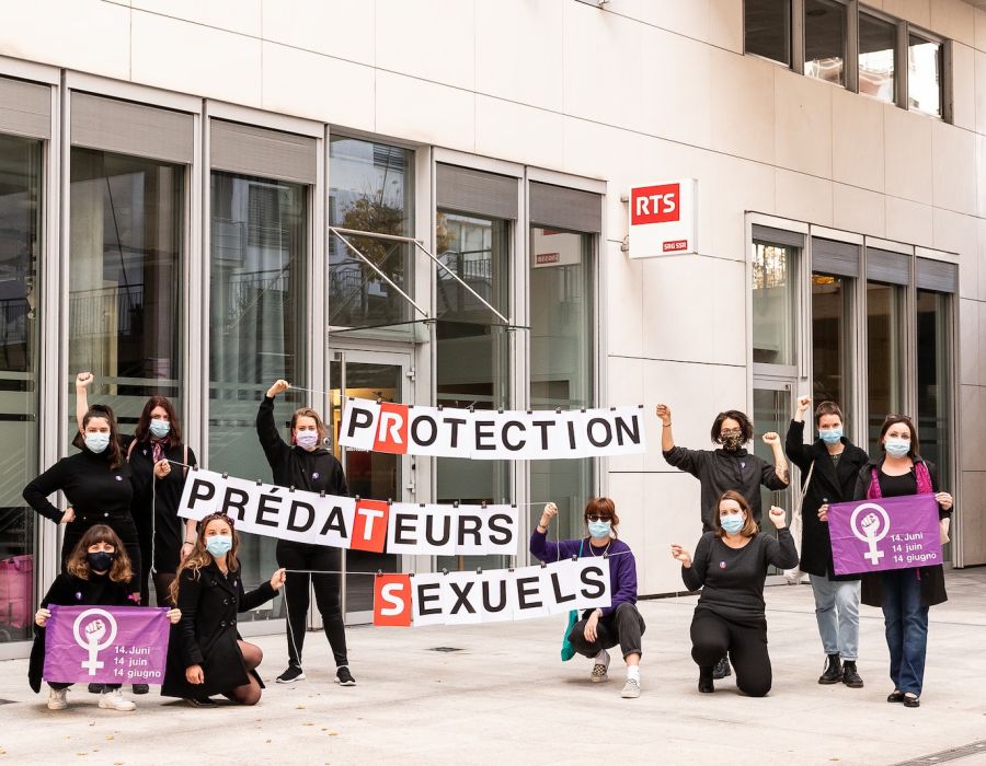 Action féministe devant les locaux de la RTS à Fribourg.