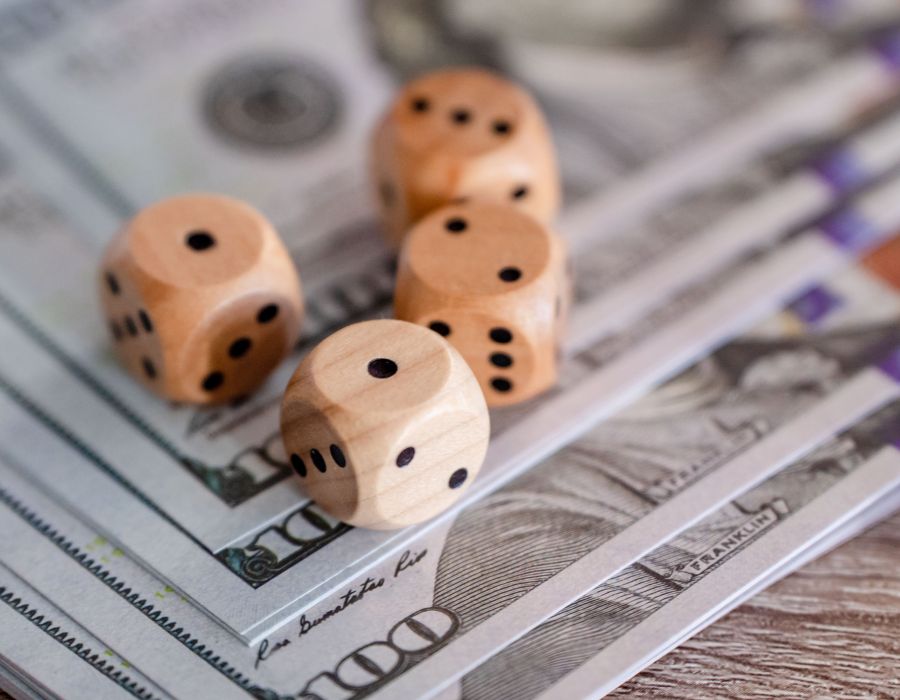 Dés et billets de banque.