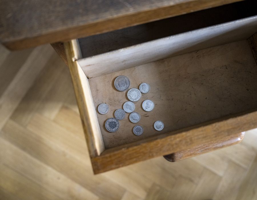 Tiroir avec des pièces de monnaie.