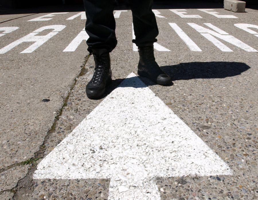 Bottes d'agent de sécurité sur un parking