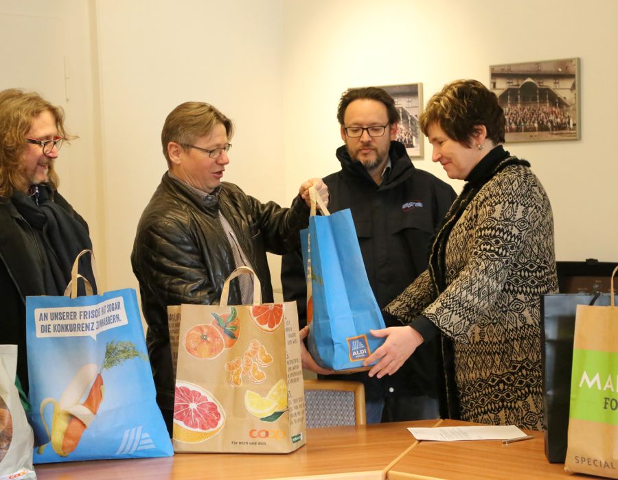 Une remise de signatures peu commune… Le 31 janvier, le comité fribourgeois «contre les 17h le samedi» a déposé à la Chancellerie fribourgeoise son référendum dans des cabas des magasins de la place.