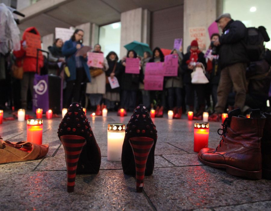 C’est autour de chaussures rouges et de bougies que les manifestantes genevoises se sont retrouvées le lundi 25 novembre. 