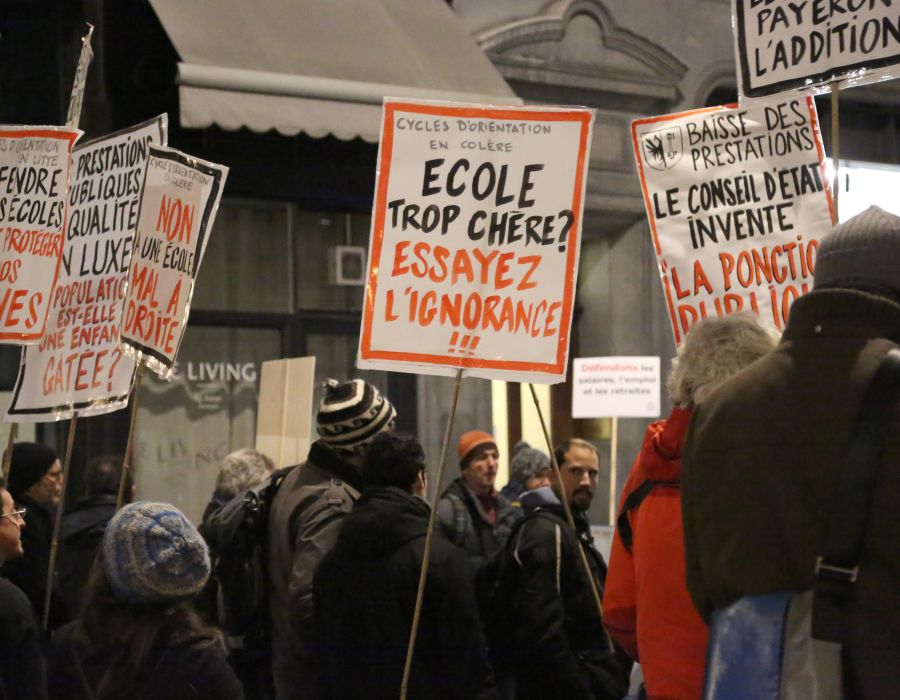 Manifestants avec pancartes