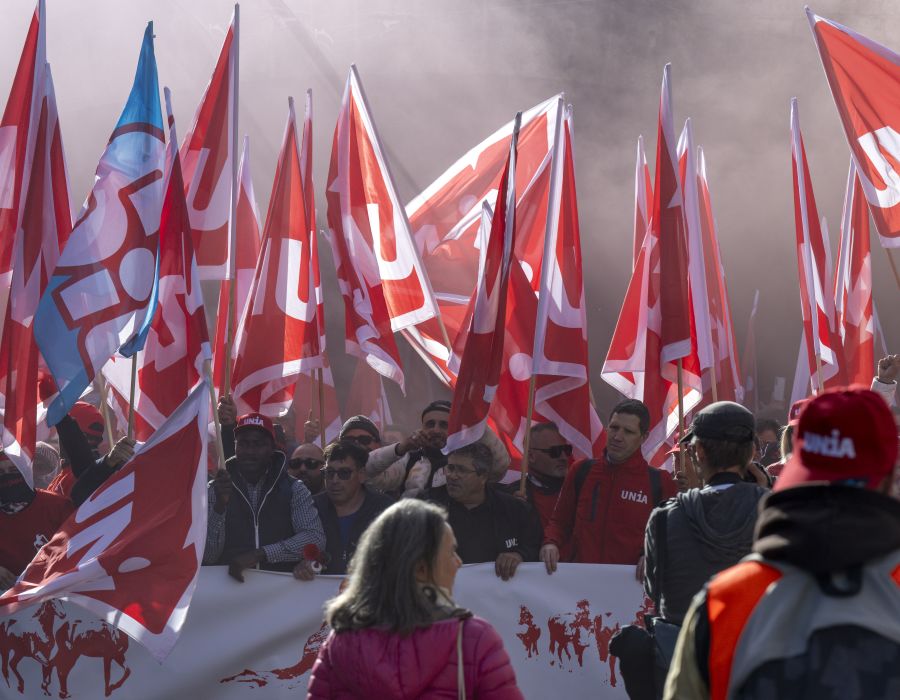 Manifestants avec banderoles