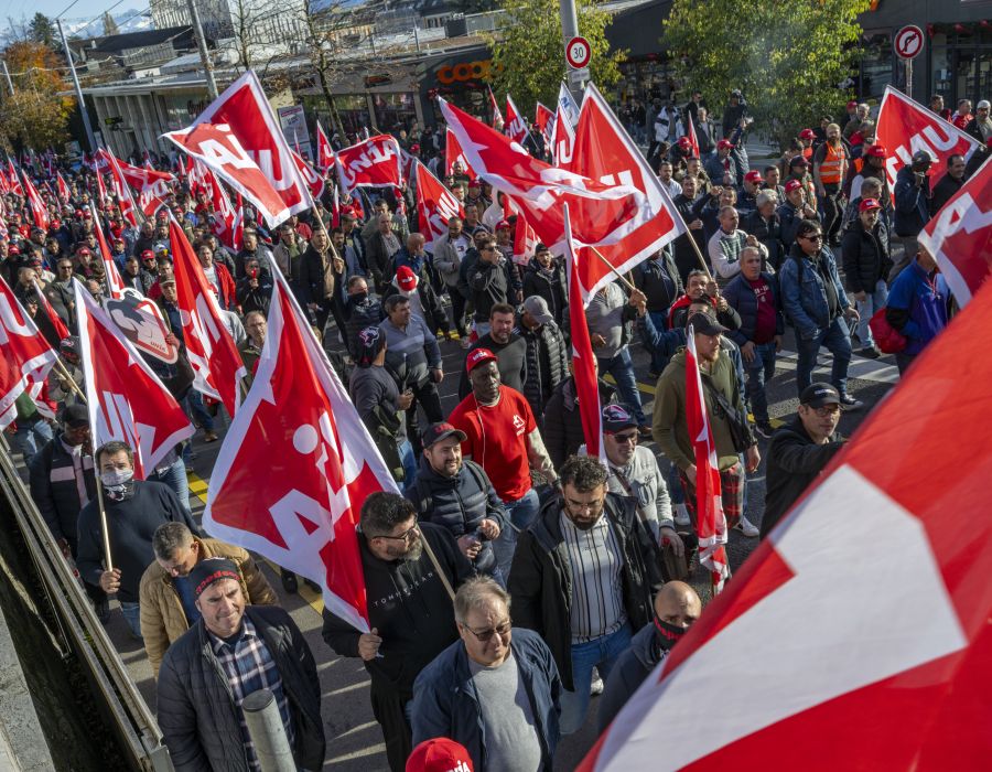 Manifestants avec des drapeaux d'Unia.