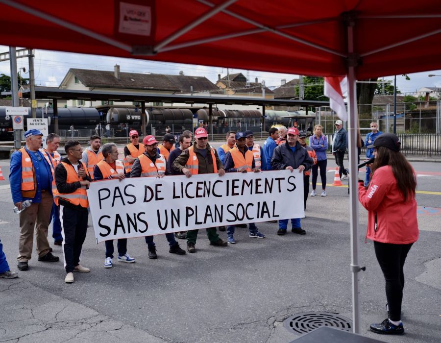 Le personnel de la verrerie de Saint-Prex (VD) a cessé le travail ce vendredi 24 mai. Soutenu par Unia, il exige le gel des licenciements et l’ouverture de négociations pour un plan social digne de ce nom