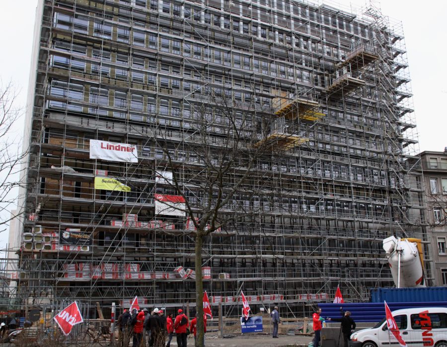 Bâtiment avec des échafaudages.