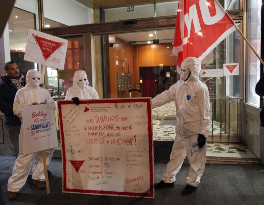 Le 16 décembre, des travailleurs d’Hilcona ont manifesté devant le siège de la fondation Promotion Santé Suisse, afin de dénoncer une nouvelle fois des conditions de travail catastrophiques et exiger le retrait du label «Friendly Work Space» (espace de travail convivial).