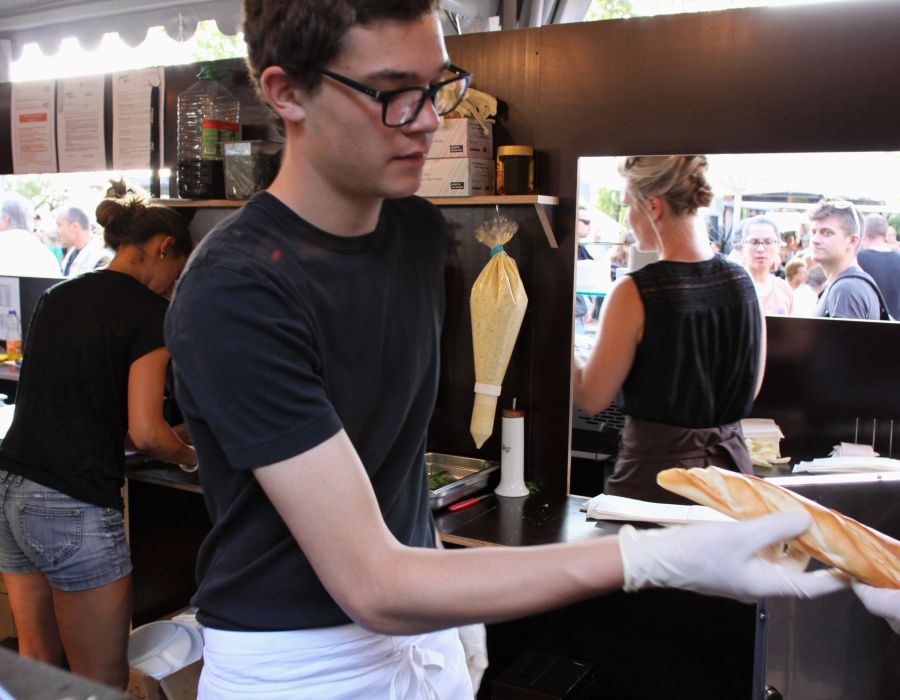 Jeunes travaillant en été dans un food-truck.