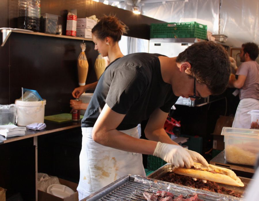 Jeunes travaillant dans un food-truck.