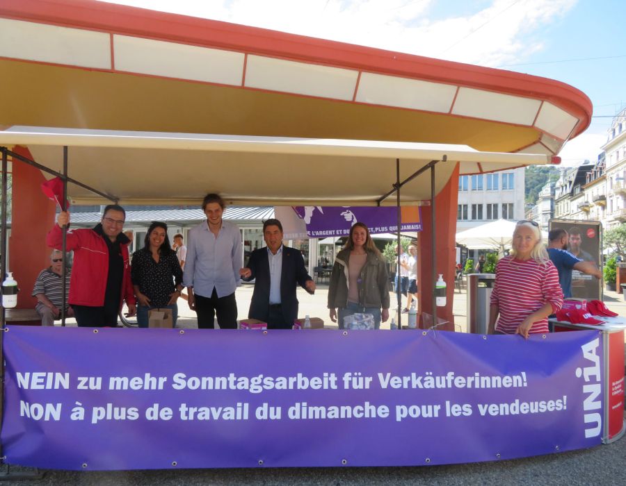 Stand Unia "Non à plus de travail du dimanche pour les vendeuses" dans le cadre de la "Semaine violette".