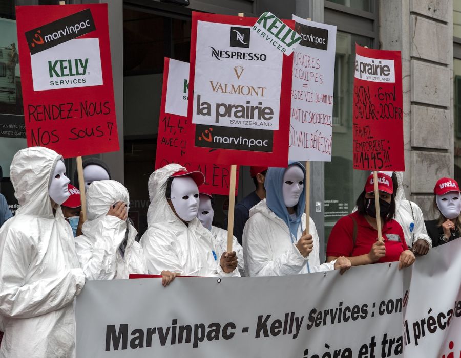 Manifestation de travailleuses masquées devant Kelly Services.