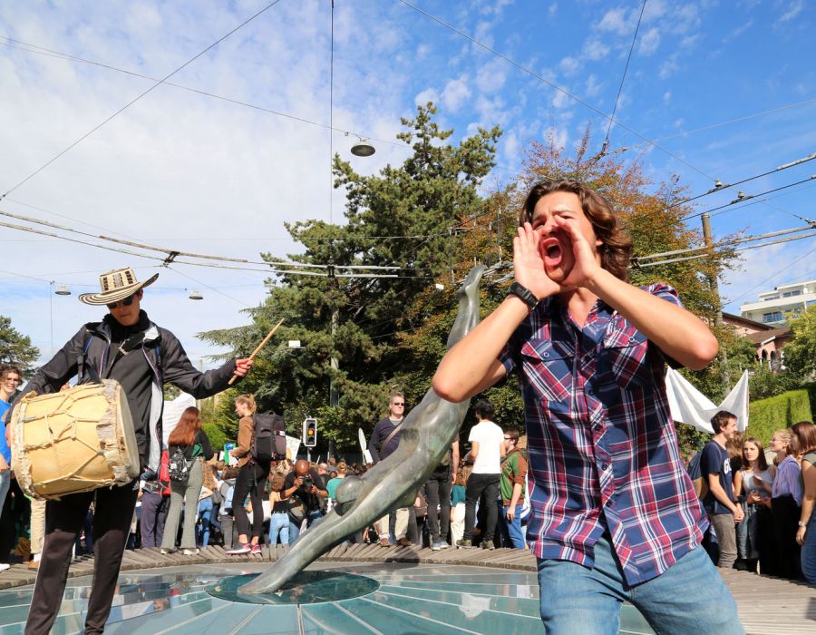 Un jeune homme donne de la voix durant le défilé.