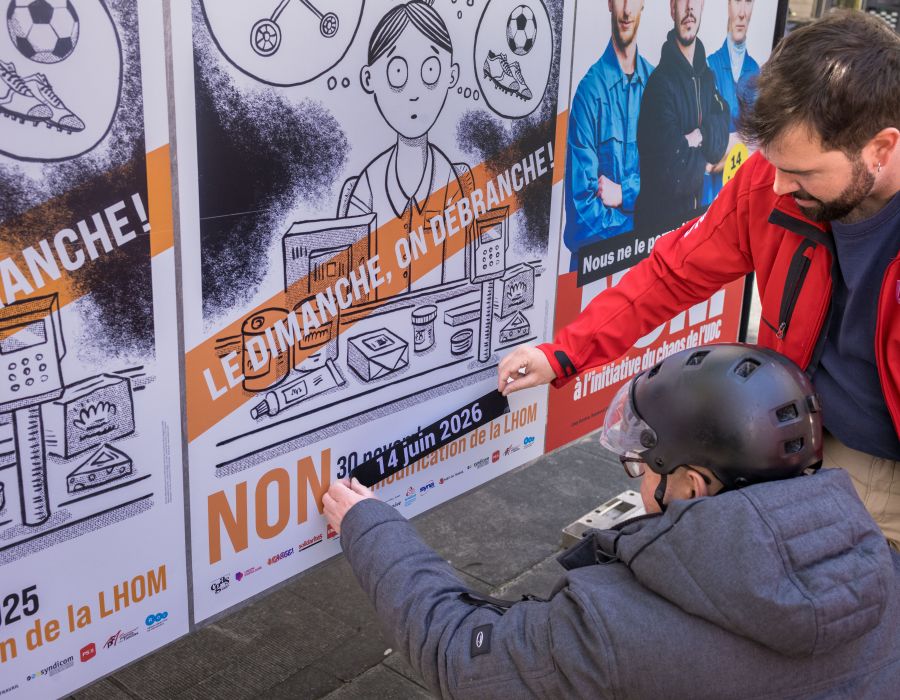 Personnes collant des affiches.