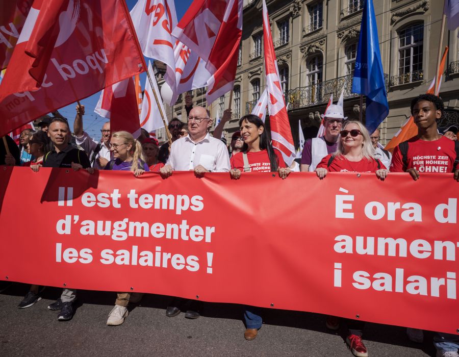 Manifestants avec banderoles pour des augmentations de salaire.