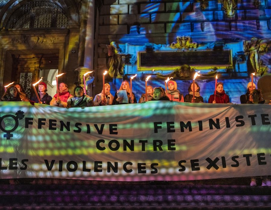 Manifestation à Lausanne avec un banderole "offensive féministe contre les violences sexistes".