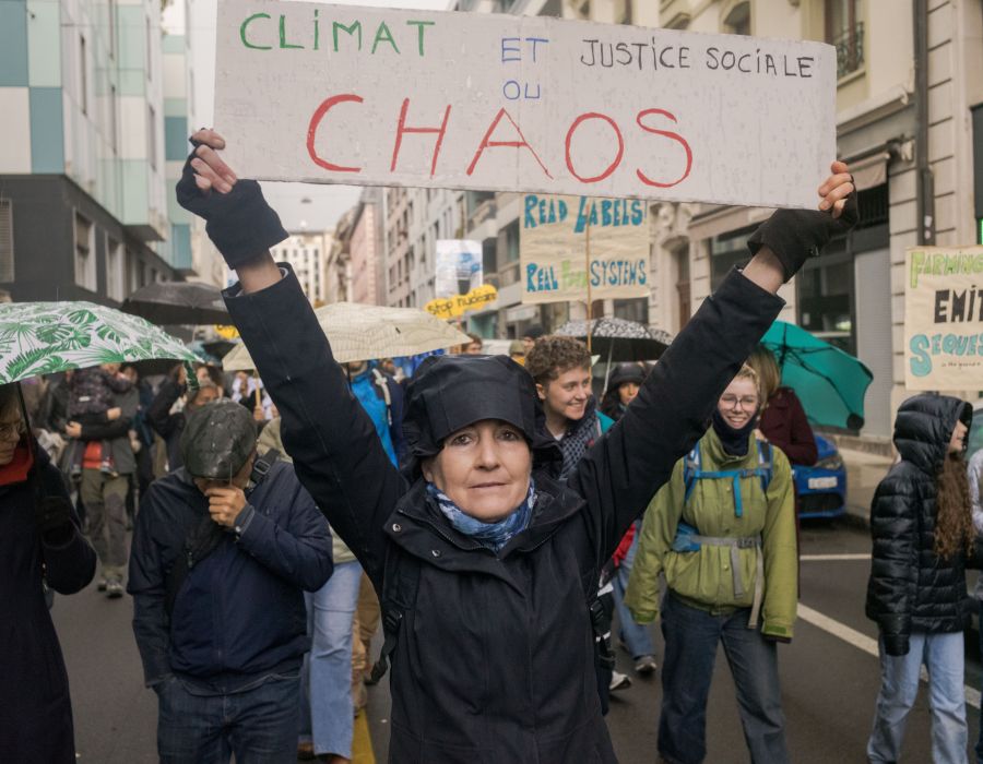 Manifestants avec banderoles