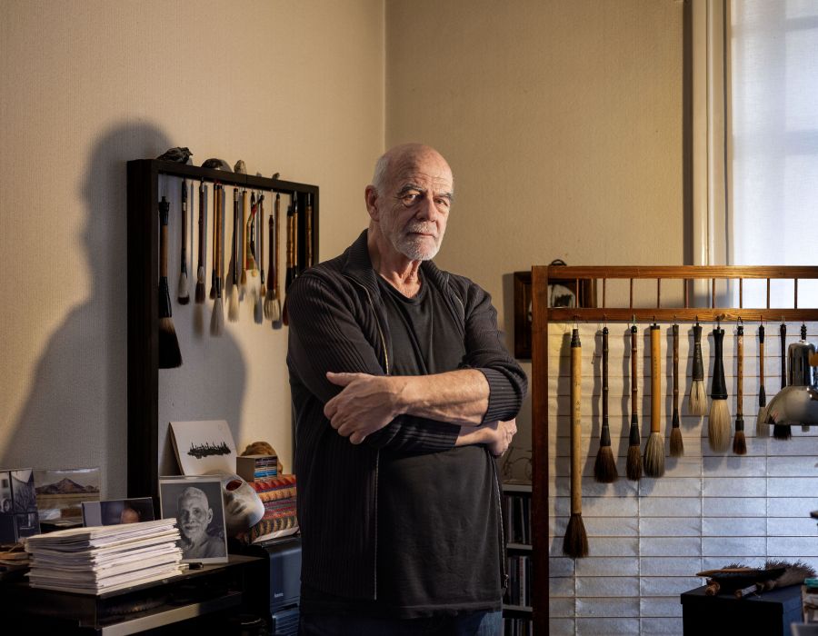 Martial Leiter dans son logement-atelier.