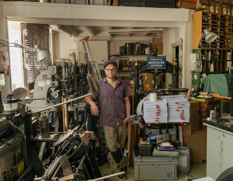 Nicolas Regamey pose dans son atelier.