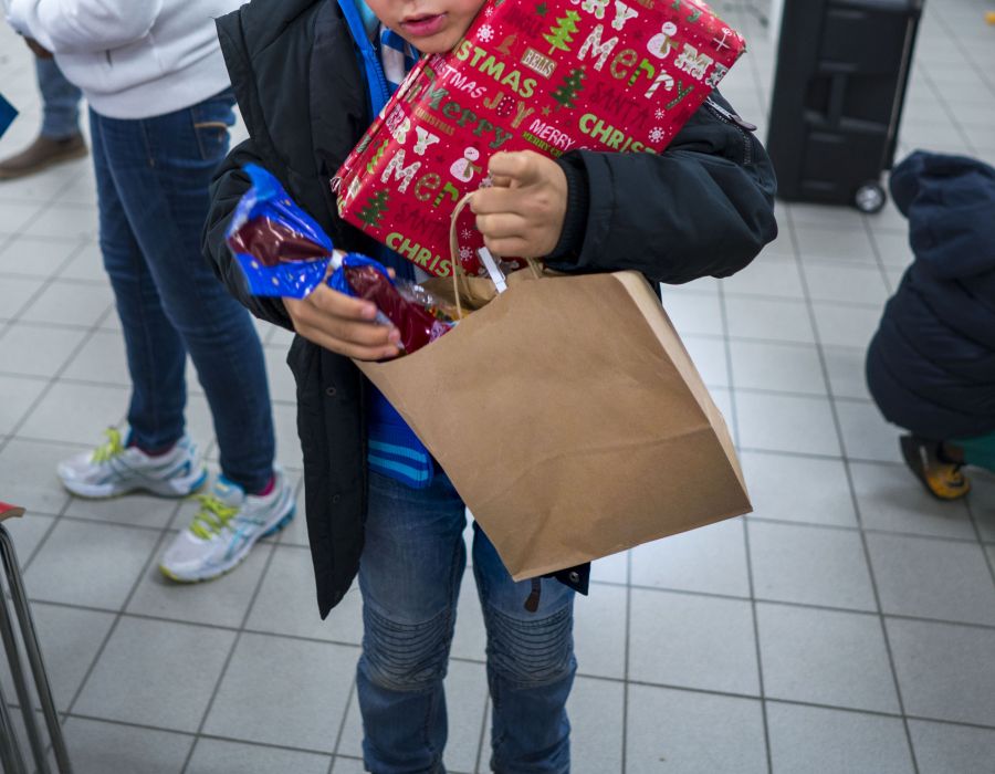 un enfant avec des cadeaux dans les mains