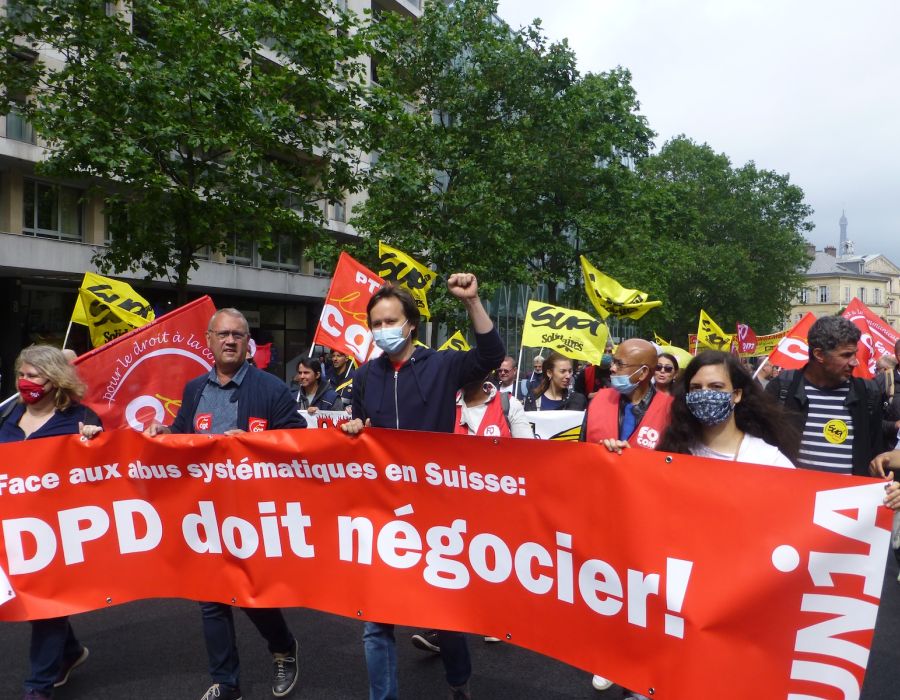 Banderole Unia "Face aux abus systèmatiques en Suisse: DPD doit négocier!"