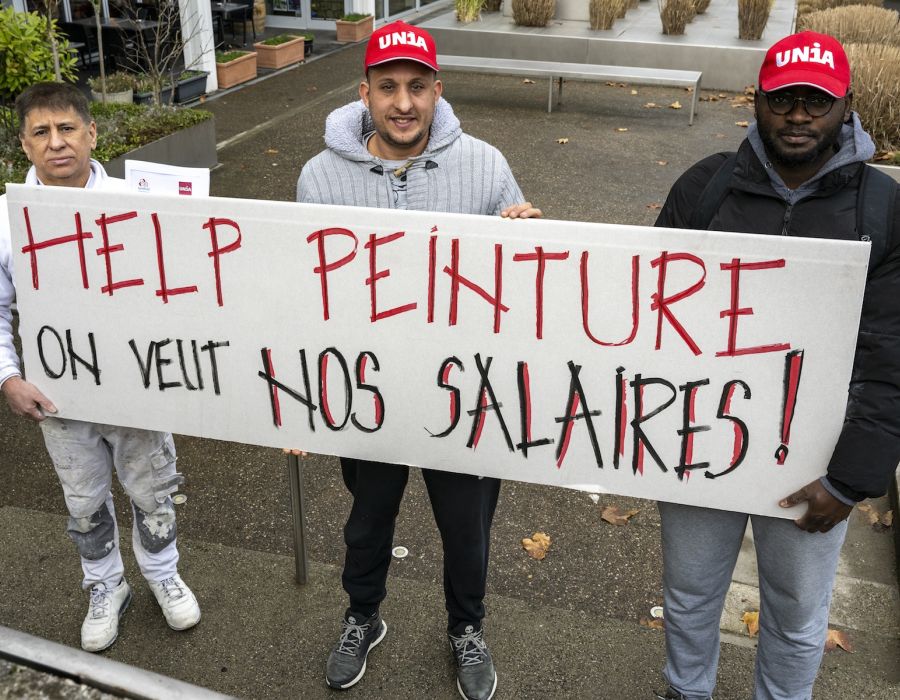 Employés avec une banderole "HELP Peinture, on veut nos salaires!"