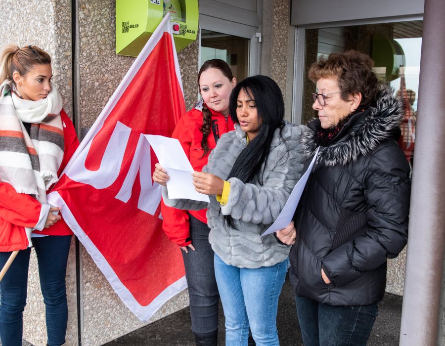 Des anciennes employées de l’entreprise Pharmafocus à Romont, soutenues par des syndicalistes d’Unia, ont lu la lettre ouverte adressée à la direction, l’informant que malgré les nombreuses tentatives de trouver des solutions, rien n’a été fait et qu’au contraire, la situation s’est même détériorée pour elles. 